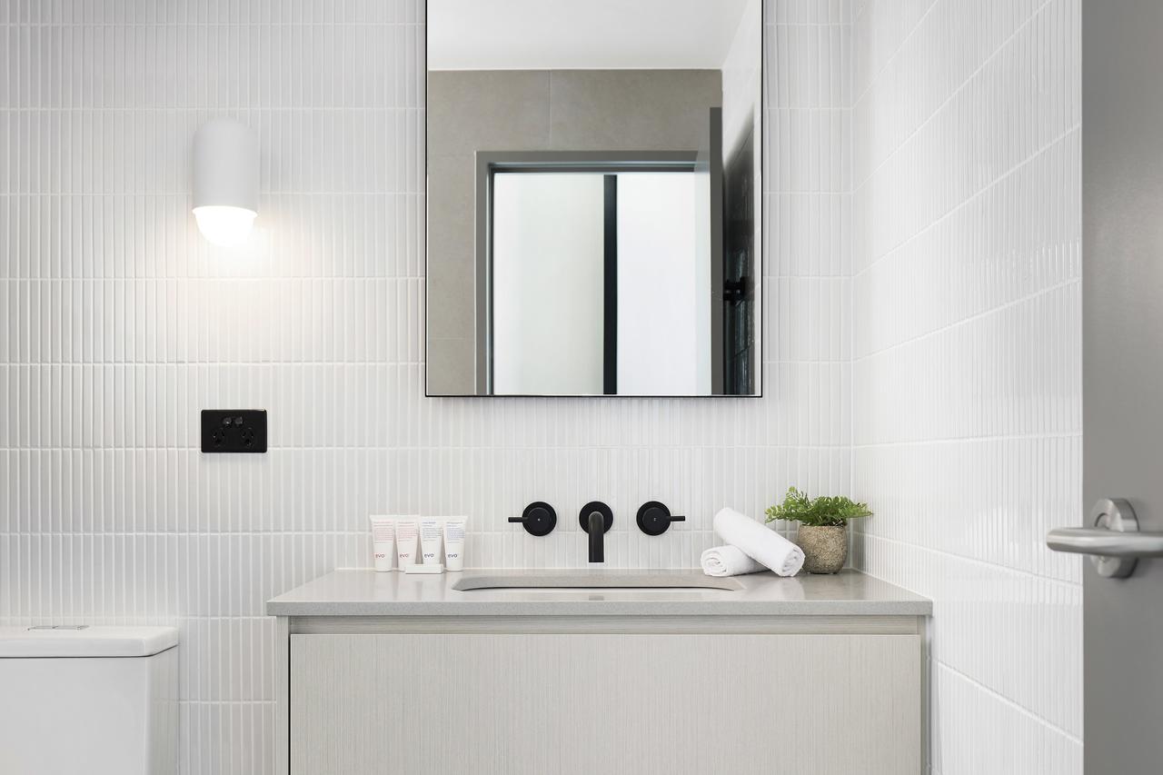 Art Series - The Chen Box Hill Exterior foto Bathroom with white subway tiles