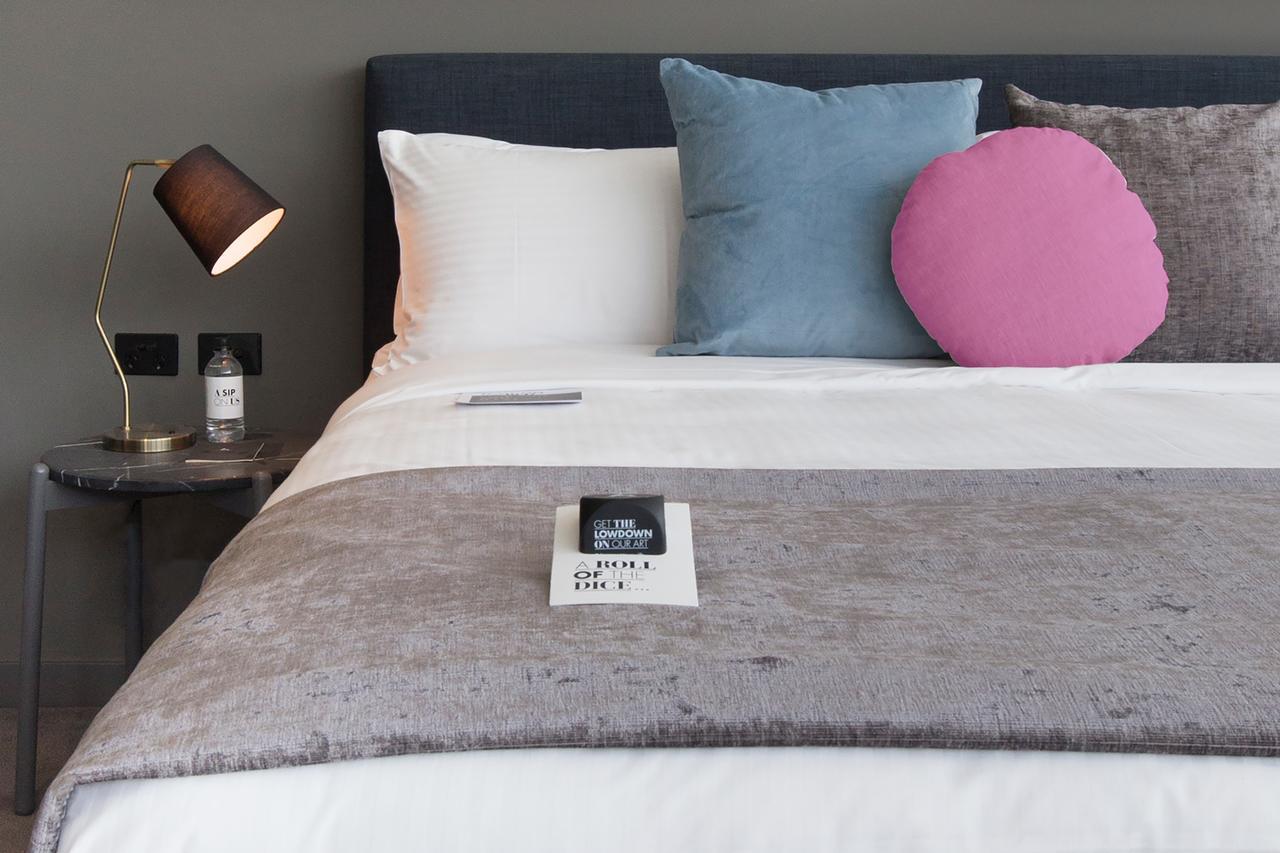 Art Series - The Chen Box Hill Exterior foto A bed with a throw