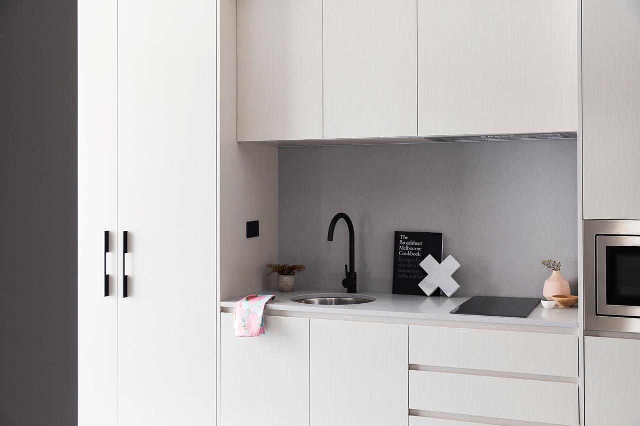 Art Series - The Chen Box Hill Exterior foto A kitchen with a built-in sink