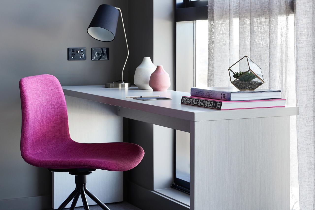 Art Series - The Chen Box Hill Exterior foto A desk with a chair