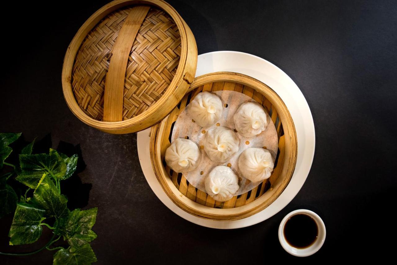 Art Series - The Chen Box Hill Exterior foto A steamer with dim sum